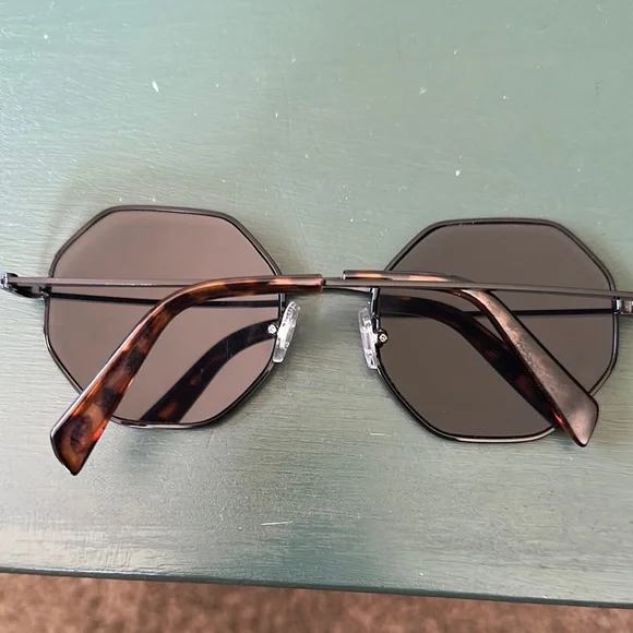 Aerie sunglasses - Picture 2 of 2